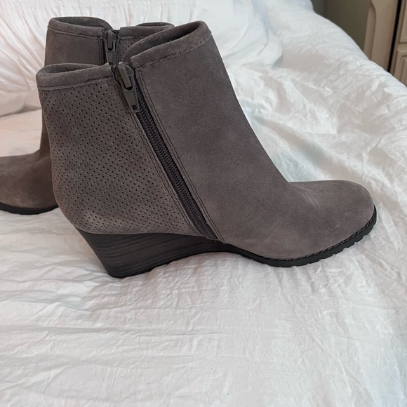 NWT Women’s Rockport Wedge Bootie Suede Leather in Gray size 7 - Picture 3 of 10